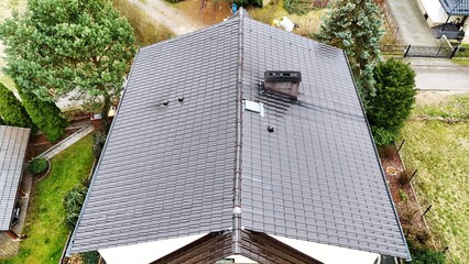 Dach, dachówka na budynku jednorodzinnym, szczyt dachu. - 749360809
