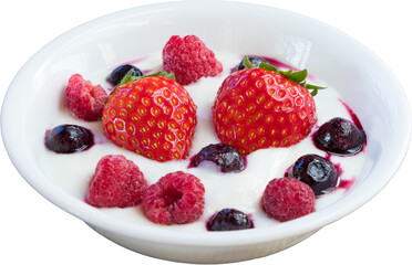 ヨーグルトにイチゴとブルーベリーとラズベリー