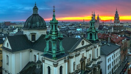 Widok z drona na panoramę Krakowa od strony kościoła Św. Anny o wschodzie słońca - obrazy, fototapety, plakaty