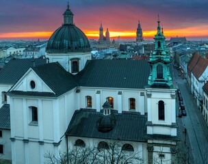 Widok z drona na panoramę Krakowa od strony kościoła Św. Anny o wschodzie słońca