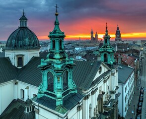Widok z drona na panoramę Krakowa od strony kościoła Św. Anny o wschodzie słońca