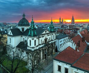 Widok z drona na panoramę Krakowa od strony kościoła Św. Anny o wschodzie słońca © Michal45