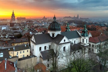 Widok z drona na panoramę Krakowa od strony kościoła Św. Anny o wschodzie słońca - obrazy, fototapety, plakaty