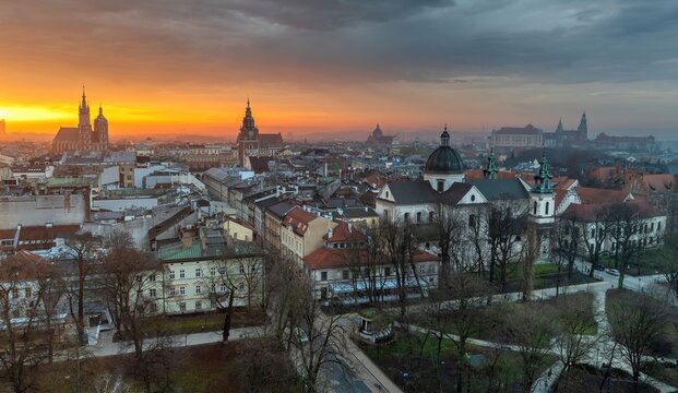 Widok na panoramę Krakowa od strony UJ w kierunku Rynku Głównego o wschodzie słońca