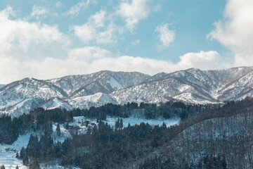 冬の青空と雪山の美しい風景