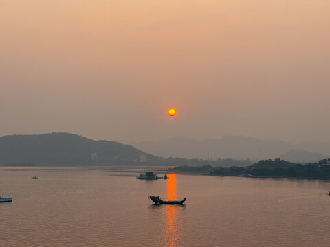 Sunset overlooking Lake Pichola in Jaipur, India