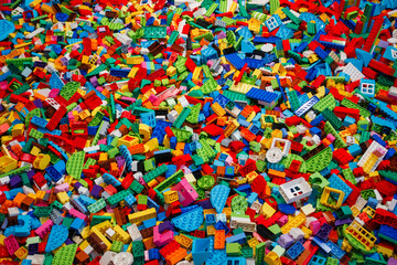Naklejka premium Billund, Denmark - 17 June 2023: Multi-colored plastic Lego Duplo brick background