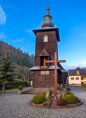 Drewniany, zabytkowy i kameralny wiejski kościół w położonej w Gorcach Szczawie