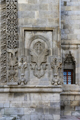 Obraz premium Twin minaret Cifte Minareli Madrasa, Artwork on the facade, Erzurum, Turkey