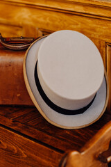 Chapeau haut de forme pour homme et bagage en cuir