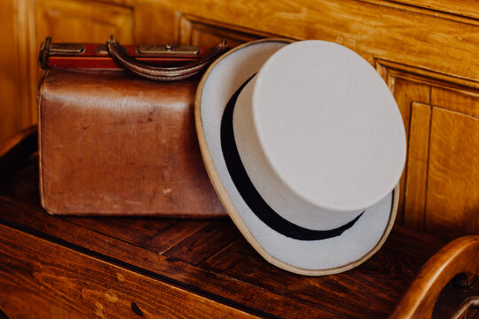 Chapeau haut de forme pour homme et bagage en cuir