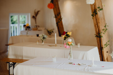 Salle de réception décorée pour l'occasion spéciale