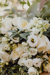 Bouquet de fleurs blanches et feuillages 