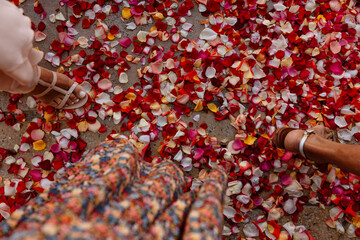 Femmes marchant sur un tapis de pétales de roses rouges
