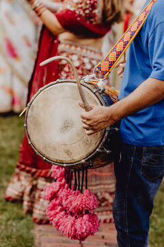 Cérémonie indienne et ambiance musicale au tambour traditionnel