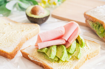 サンドイッチ作りの具材のアボカドとハム