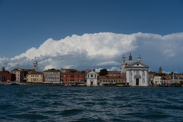 Fototapeta na wymiar Venice skyline, vue du canal maison de venise traditionnelles, Italie 