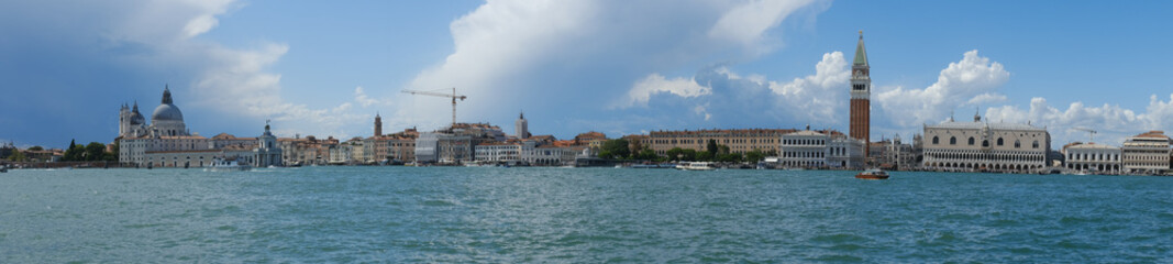 Obraz premium Panorama de venise vue du canal avec la Skyline des maison traditionnelles, Italie