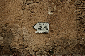 Ancien panneaux routier de direction, indique des ville du sud de la France, proche du Salagou dans...