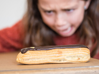 Enfant pleurant devant une pâtisserie