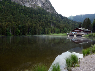Fototapeta premium Pflegersee in den Ammergauer Alpen