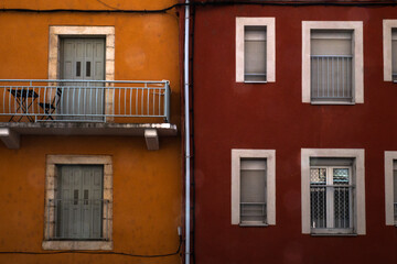 Fototapeta na wymiar façade de batiments rouge et orange 