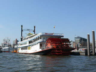 Obraz premium Schaufelraddampfer im Hamburger Hafen