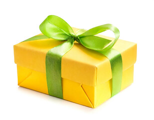 Gelbes Geschenk mit Grünen Band isoliert auf weißen Hintergrund, Freisteller 