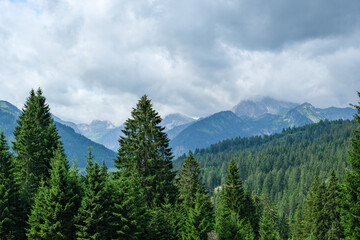 Wandern in den Allgäuer Alpen. Auf dem Weg zur Kissinger Hütte. Blick zu den wolkenverhangenen Berggipfeln und ins  Tal. 