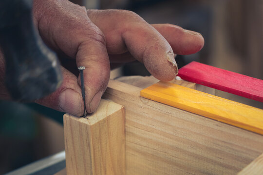Clavando sobre madera
