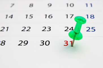 Green pushpin pointing to the last day of the month