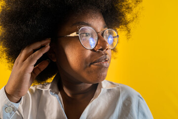 foto de estudio primer plano joven mujer afroamericana con gafas 