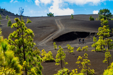 Cyclists on the vulcanic trails