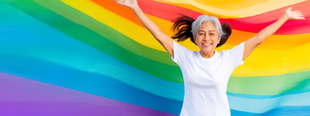 Glückliche Seniorin vor Regenbogenfarben  - obrazy, fototapety, plakaty