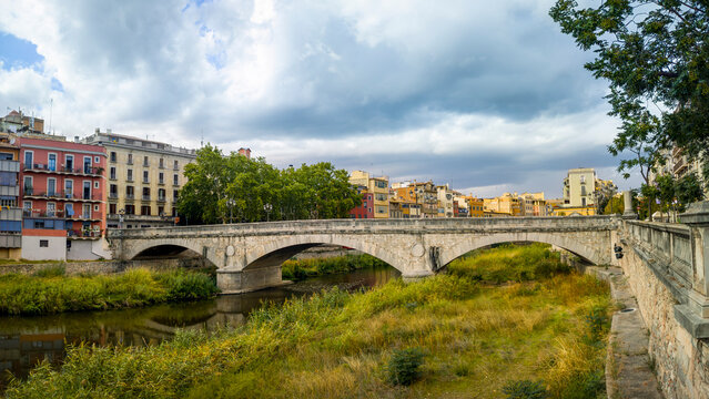 View of the stone bridge "Pont de Pedra" over the Onyar river in the city of Girona