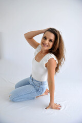 Naklejka premium jovem mulher casual de jeans em foto espontânea e feliz , livre, leve e solta 