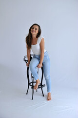 jovem mulher casual de jeans em foto espontânea e feliz , livre, leve e solta 