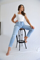 jovem mulher casual de jeans em foto espontânea e feliz , livre, leve e solta 