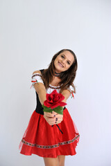 linda mulher Empregada camponesa vestida para oktoberfest, tradicional festa alemã segurando rosa...