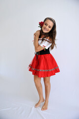 linda mulher Empregada camponesa vestida para oktoberfest, tradicional festa alemã segurando rosa...