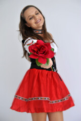 linda mulher Empregada camponesa vestida para oktoberfest, tradicional festa alemã segurando rosa...