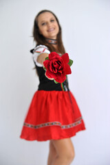 linda mulher Empregada camponesa vestida para oktoberfest, tradicional festa alemã segurando rosa...