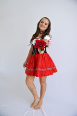 linda mulher Empregada camponesa vestida para oktoberfest, tradicional festa alemã segurando rosa...
