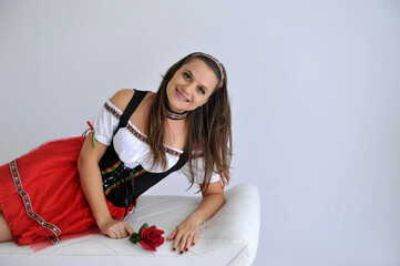 linda mulher Empregada camponesa vestida para oktoberfest, tradicional festa alemã segurando rosa...