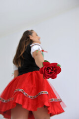linda mulher Empregada camponesa vestida para oktoberfest, tradicional festa alemã segurando rosa...