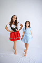 mãe e filha Empregada camponesa anúncia oktoberfest, tradicional festa alemã 