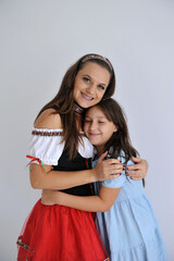 mãe e filha Empregada camponesa anúncia oktoberfest, tradicional festa alemã 