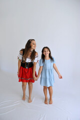 mãe e filha Empregada camponesa anúncia oktoberfest, tradicional festa alemã 