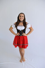 Empregada camponesa anúncia oktoberfest, tradicional festa alemã 
