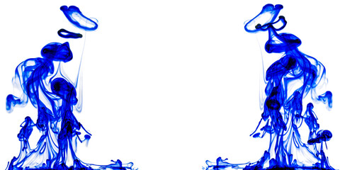 Blaue Tinte im Wasser vor weißem Hintergrund als kreativer Rahmen für individuelle Anpassungen